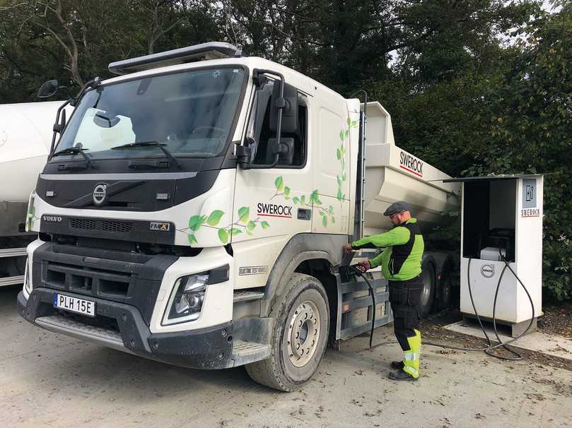Jeden Abend geht’s zum „Auftanken“ an die Wechselstrom-Ladesäule. In 12 h sind die vier Akkus voll aufgeladen. | Foto: Volvo Trucks Jeden Abend geht’s zum „Auftanken“ an die Wechselstrom-Ladesäule. In 12 h sind die vier Akkus voll aufgeladen. | Foto: Volvo Trucks