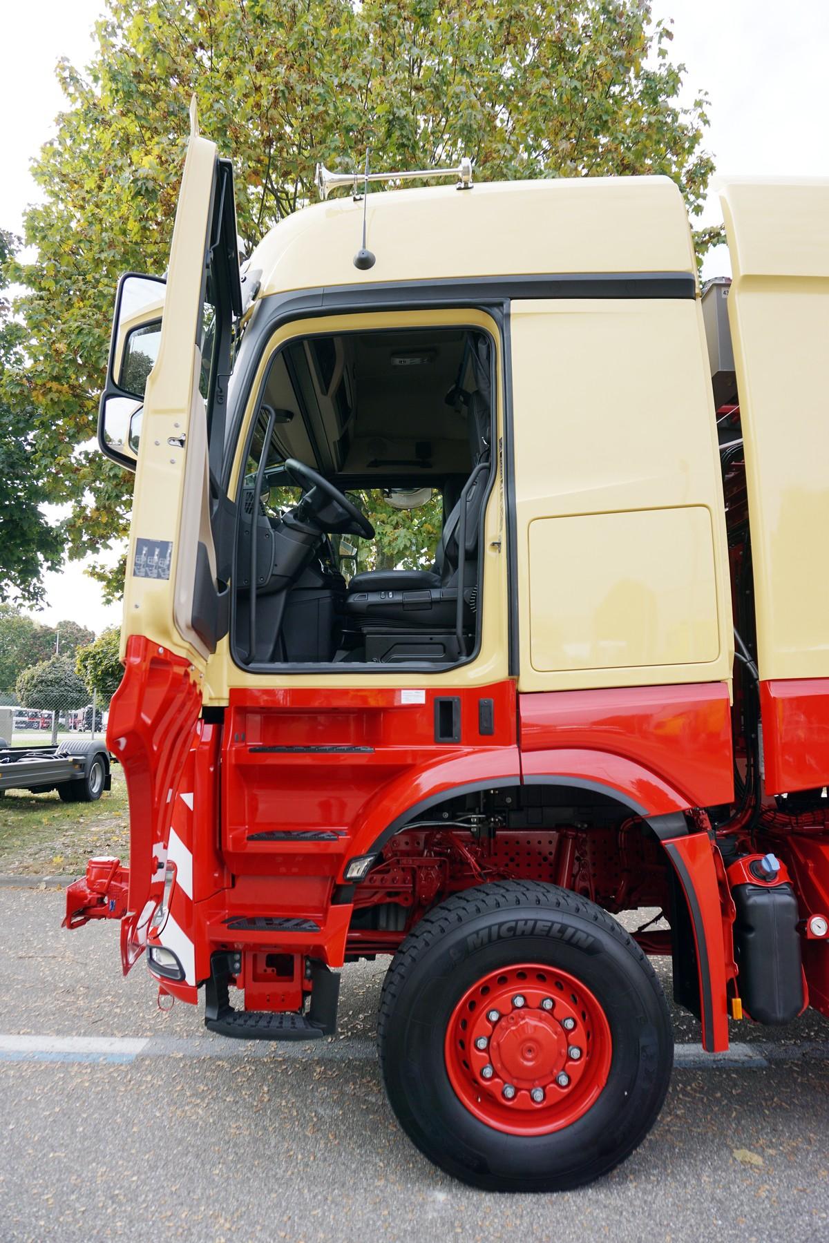 Einstieg über fünf Stufen: Wer viel Platz im Inneren will, muss hoch in die neue große Kabine aufsteigen. | Foto: Johannes Roller