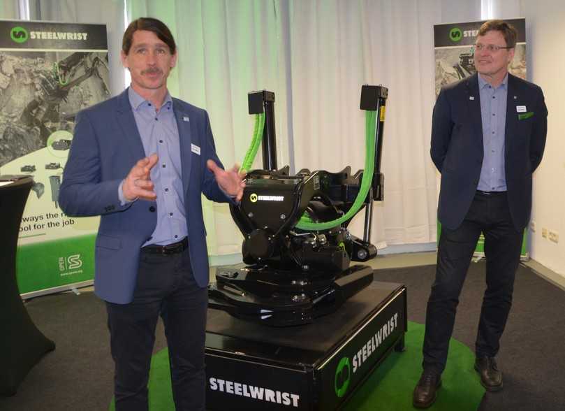 Mit den neuen XTR-Tiltrotatoren will Steelwrist seinen weltweiten Wettbewerbern noch stärker auf die Pelle rücken. Deutschland-Chef Joachim Schier (links) und Steelwrist-CEO Stefan Stockhaus sind zuversichtlich. | Foto: B_I MEDIEN/H. Stellmach Mit den neuen XTR-Tiltrotatoren will Steelwrist seinen weltweiten Wettbewerbern noch stärker auf die Pelle rücken. Deutschland-Chef Joachim Schier (links) und Steelwrist-CEO Stefan Stockhaus sind zuversichtlich. | Foto: B_I MEDIEN/H. Stellmach