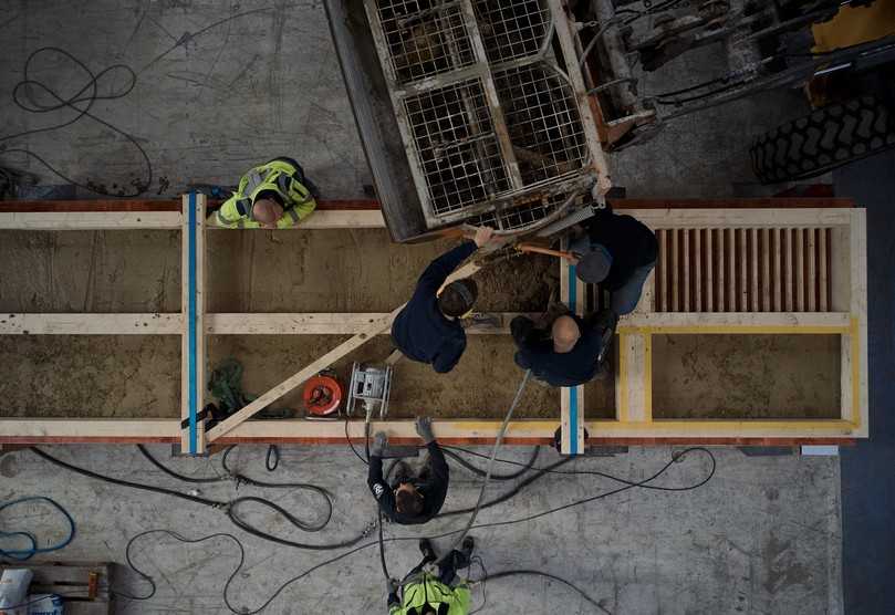 Kein aufwändiges Lehmstampfen: Die Holzstruktur wird mit Lehm vergossen und wie bei Beton mit Rüttlern verdichtet. | Foto: Thomas Straub Kein aufwändiges Lehmstampfen: Die Holzstruktur wird mit Lehm vergossen und wie bei Beton mit Rüttlern verdichtet. | Foto: Thomas Straub
