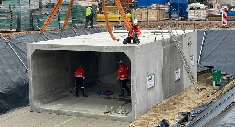 In Ergänzung der Fachbeiträge macht die Broschüre Schutzmaßnahmen anhand typischer Anwendungsbeispiele ganz konkret. Dieses Regenrückhaltebecken wird einen Pharmastandort vor Überflutung bewahren. | Foto: Mall GmbH In Ergänzung der Fachbeiträge macht die Broschüre Schutzmaßnahmen anhand typischer Anwendungsbeispiele ganz konkret. Dieses Regenrückhaltebecken wird einen Pharmastandort vor Überflutung bewahren. | Foto: Mall GmbH