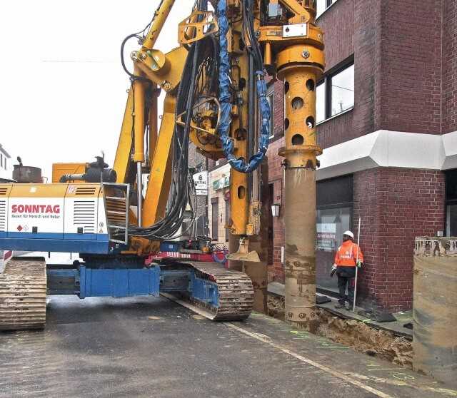 Herstellung einer Bohrpfahlwand zur Gebäudesicherung in unmittelbarer Nähe der Bebauung. Herstellung einer Bohrpfahlwand zur Gebäudesicherung in unmittelbarer Nähe der Bebauung.