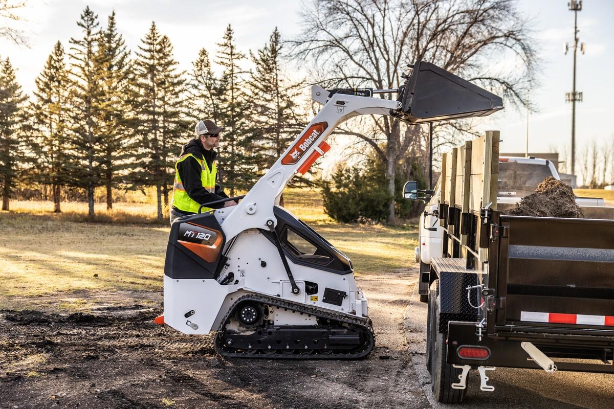 Mehr als 20 kompatiblen Anbaugeräte-Kategorien, bietet der neue Mini-Raupenlader MT120 von Bobcat. | Foto: Bobcat
