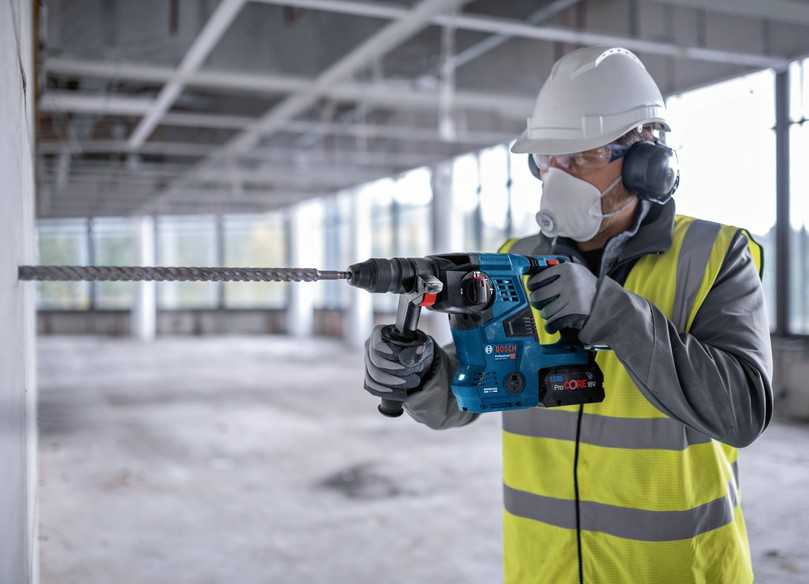 Der Akku-Bohrhammer GBH 18V-28 CF Professional mit Wechselfutter eignet sich für Bohrdurchmesser von acht bis 18 Millimeter, maximal 28 Millimeter. | Foto: Bosch Power Tools Der Akku-Bohrhammer GBH 18V-28 CF Professional mit Wechselfutter eignet sich für Bohrdurchmesser von acht bis 18 Millimeter, maximal 28 Millimeter. | Foto: Bosch Power Tools