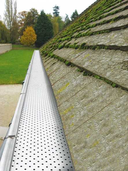 Laub und Schmutz, die auf dem Gitter liegen bleiben, werden durch Windbewegung und die glatte Oberfläche auf natürliche Weise entfernt. | Foto: Zambelli Holding GmbHBH