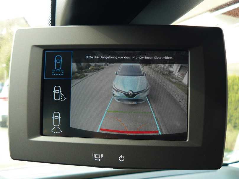 Drei Möglichkeiten für die Monitoranzeige: Rückfahrkamera, rechter Außenspiegel, oder digitaler Innenspiegel. | Foto: Randolf Unruh Drei Möglichkeiten für die Monitoranzeige: Rückfahrkamera, rechter Außenspiegel, oder digitaler Innenspiegel. | Foto: Randolf Unruh