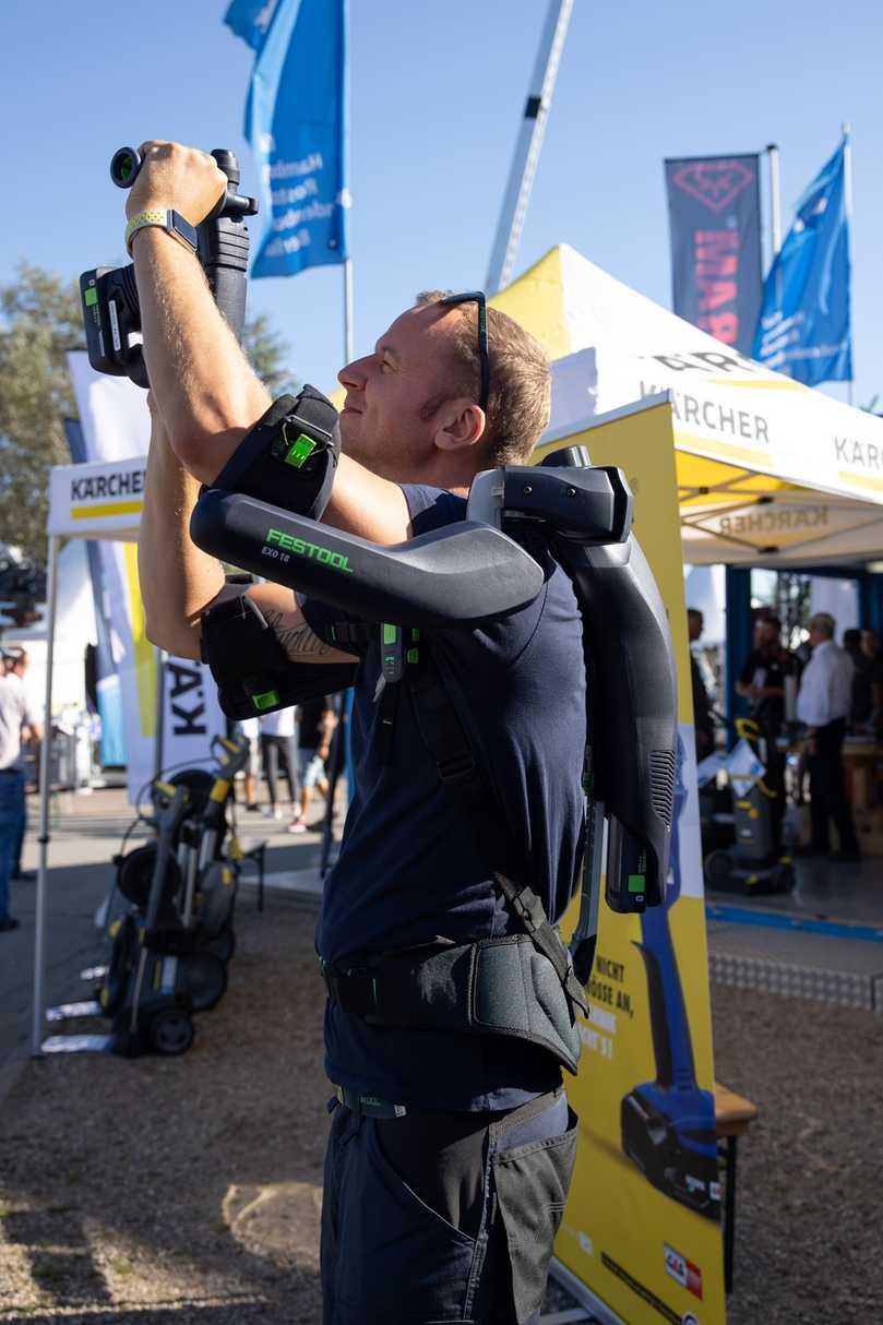 Hilfreiches Exoskelett von Festool auf dem Stand des Kieler Händlers Friedrich Niemann. | Foto: Holstenhallen Neumünster/SixConcept Hilfreiches Exoskelett von Festool auf dem Stand des Kieler Händlers Friedrich Niemann. | Foto: Holstenhallen Neumünster/SixConcept