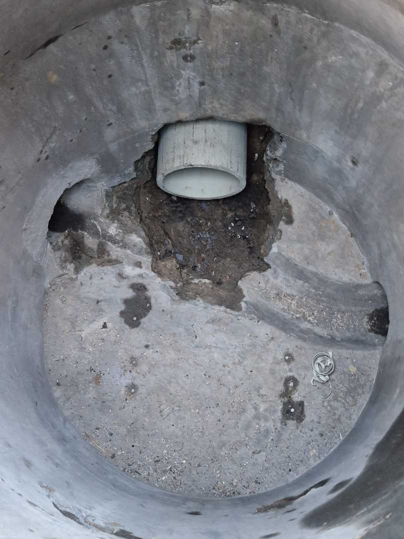 Vor der Sanierung wurden die Zu- und Abläufe in den Schächten zum Hauptkanal sorgfältig freigestemmt, um später eine sichere Anbindung der neuen Rohre zu gewährleisten. | Foto: Dommel Vor der Sanierung wurden die Zu- und Abläufe in den Schächten zum Hauptkanal sorgfältig freigestemmt, um später eine sichere Anbindung der neuen Rohre zu gewährleisten. | Foto: Dommel