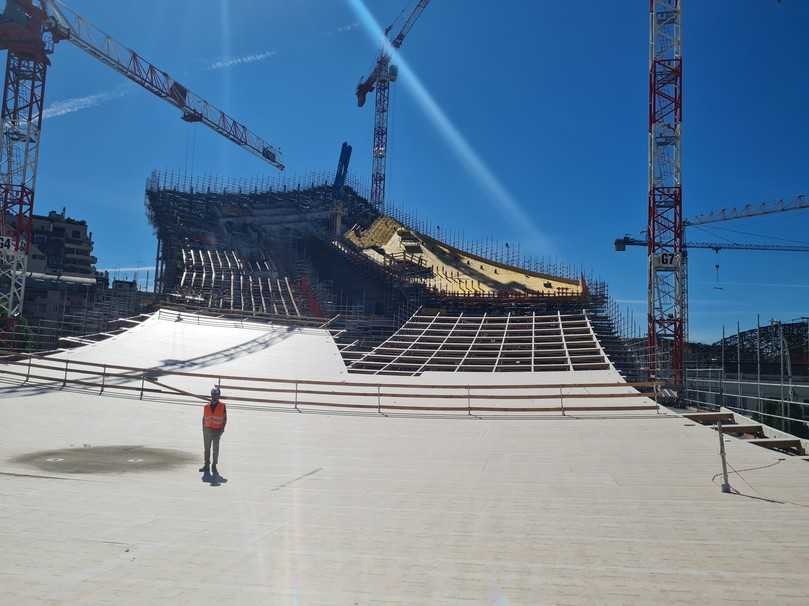 Hier teilt sich die Welle: Die Struktur des Canopy besteht aus einem System von Litzenkabeln und einem Traggerüst aus Holz, das aus fünf übereinander liegenden Schichten BSP-Platten
besteht. | Foto: HB Hier teilt sich die Welle: Die Struktur des Canopy besteht aus einem System von Litzenkabeln und einem Traggerüst aus Holz, das aus fünf übereinander liegenden Schichten BSP-Platten
besteht. | Foto: HB