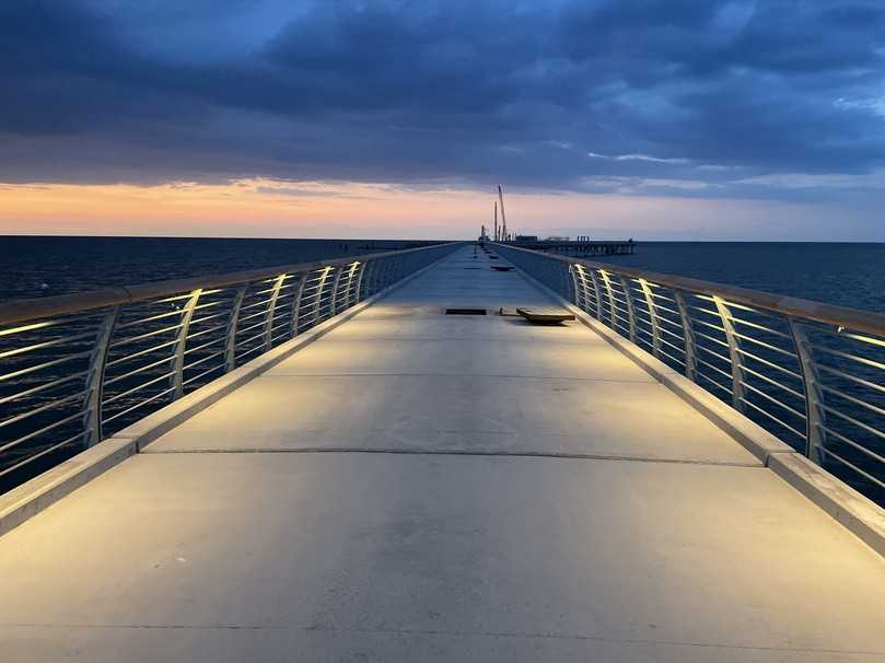 Ein zulassungskonformes Stahlgeländer der Firma Norcons schützt vor Absturz auf der neuen Seebrücke bei Prerow – montiert mit chemischen Befestigungslösungen von fischer. | Foto: Hr. Hesse Ein zulassungskonformes Stahlgeländer der Firma Norcons schützt vor Absturz auf der neuen Seebrücke bei Prerow – montiert mit chemischen Befestigungslösungen von fischer. | Foto: Hr. Hesse