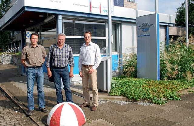 Die Wasserstrahltechnik hat sich zur Freude der Beteiligten innerhalb eines Jahres in Hannovers Kanalnetz etabliert. Jochen Kleimann, Rüdiger Stapf und Sven Henrik Dunse (v.l.). | Foto: bi/zu Eulenburg