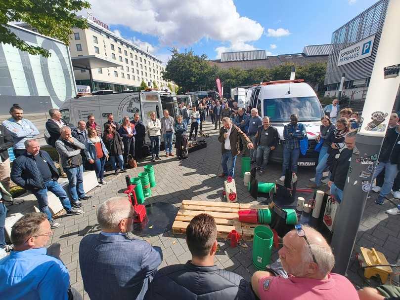 Vorführungen im Außenbereich erfreuen sich auf dem Schlauchliner- und Reparaturtag stets großer Beliebtheit. Neueste Verfahren und innovative Technik werden hier gezeigt. | Foto: B_I/Valdix