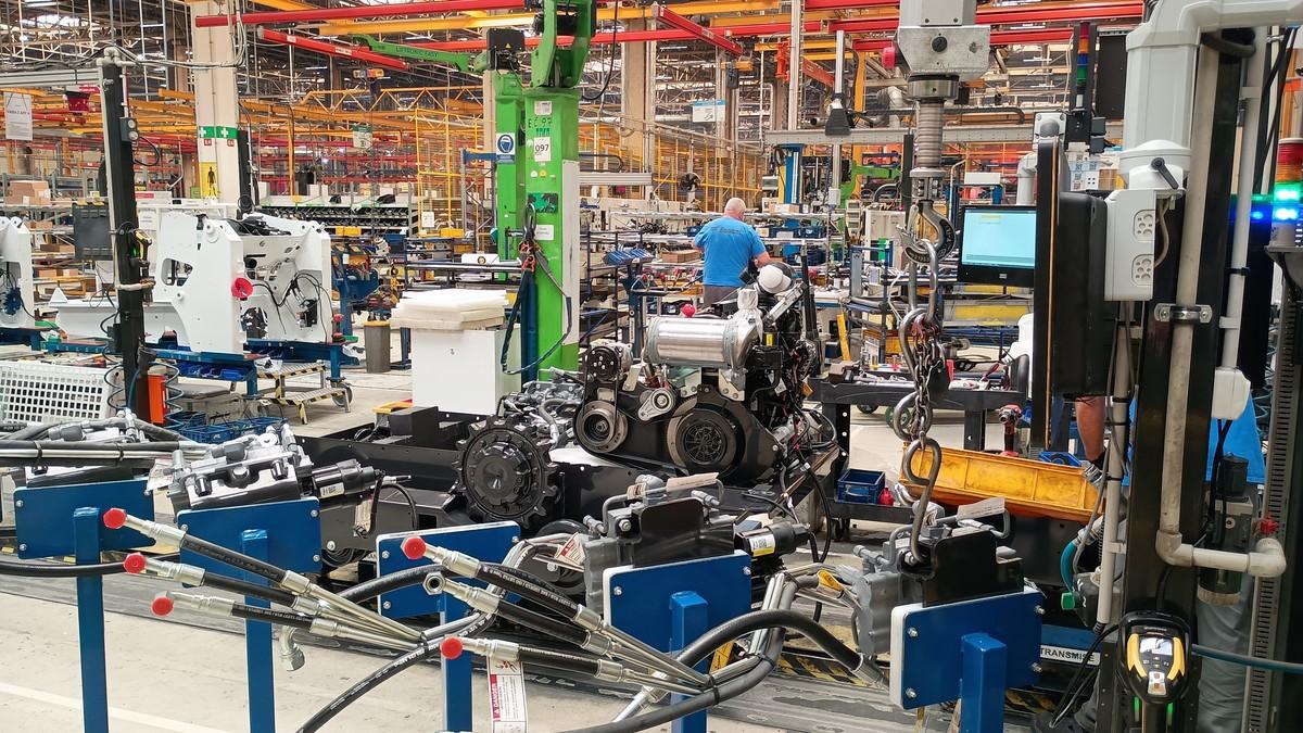 In der Produktionshalle in Dobris baut Bobcat Radlader und Bagger. | Foto: B_I Medien/Budde In der Produktionshalle in Dobris baut Bobcat Radlader und Bagger. | Foto: B_I Medien/Budde