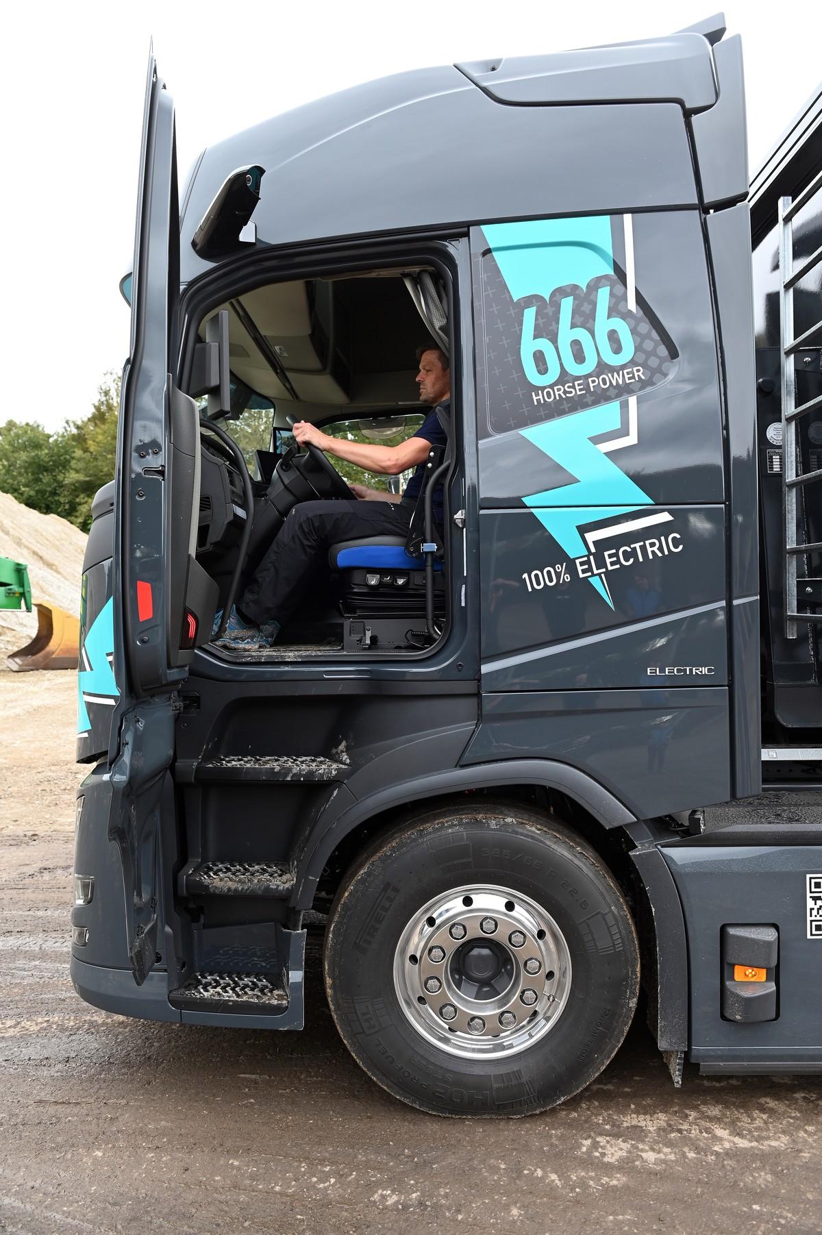 In den FH Electric geht es hoch hinauf, dafür gibt es mehr Platz und noch mehr Komfort – auch durch die Kamera-Spiegel. | Foto: QUATEX In den FH Electric geht es hoch hinauf, dafür gibt es mehr Platz und noch mehr Komfort – auch durch die Kamera-Spiegel. | Foto: QUATEX