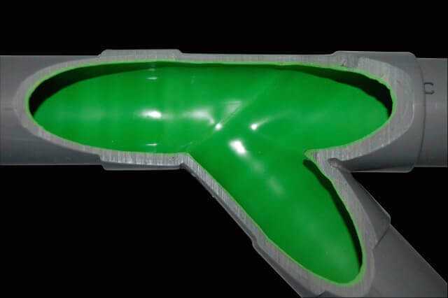 Kunststoffrohr mit Seiteneinlauf besprüht mit Spray-Liner | Fotos: Spray-Liner GmbH