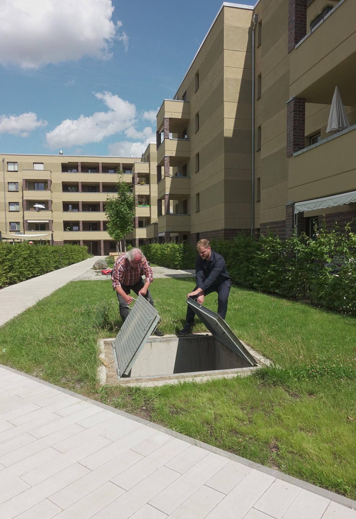 Berlin, Blockrandbebauung Dolomitenstraße 47 bis 49: Auf den Dächern auftreffender Niederschlag wird gesammelt und zur Bewässerung genutzt. Der unterirdische Regenspeicher liegt im begrünten Innenhof und fasst 100 Kubikmeter. | Foto: König