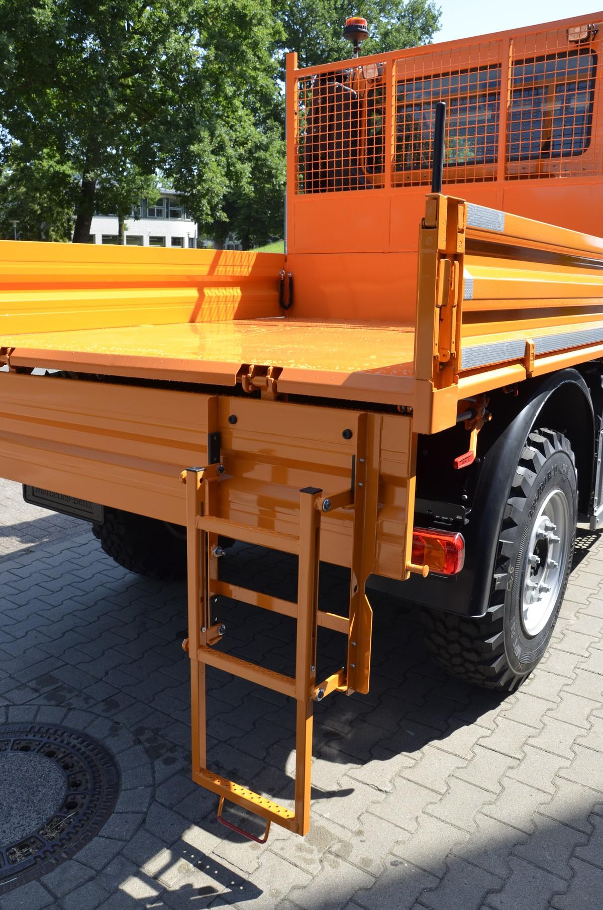 Um mühelos auf die Ladefläche zu kommen, befindet sich an der Heckklappe eine kleine Aufstiegsleiter. | Foto: Daimler Trucks AG Um mühelos auf die Ladefläche zu kommen, befindet sich an der Heckklappe eine kleine Aufstiegsleiter. | Foto: Daimler Trucks AG