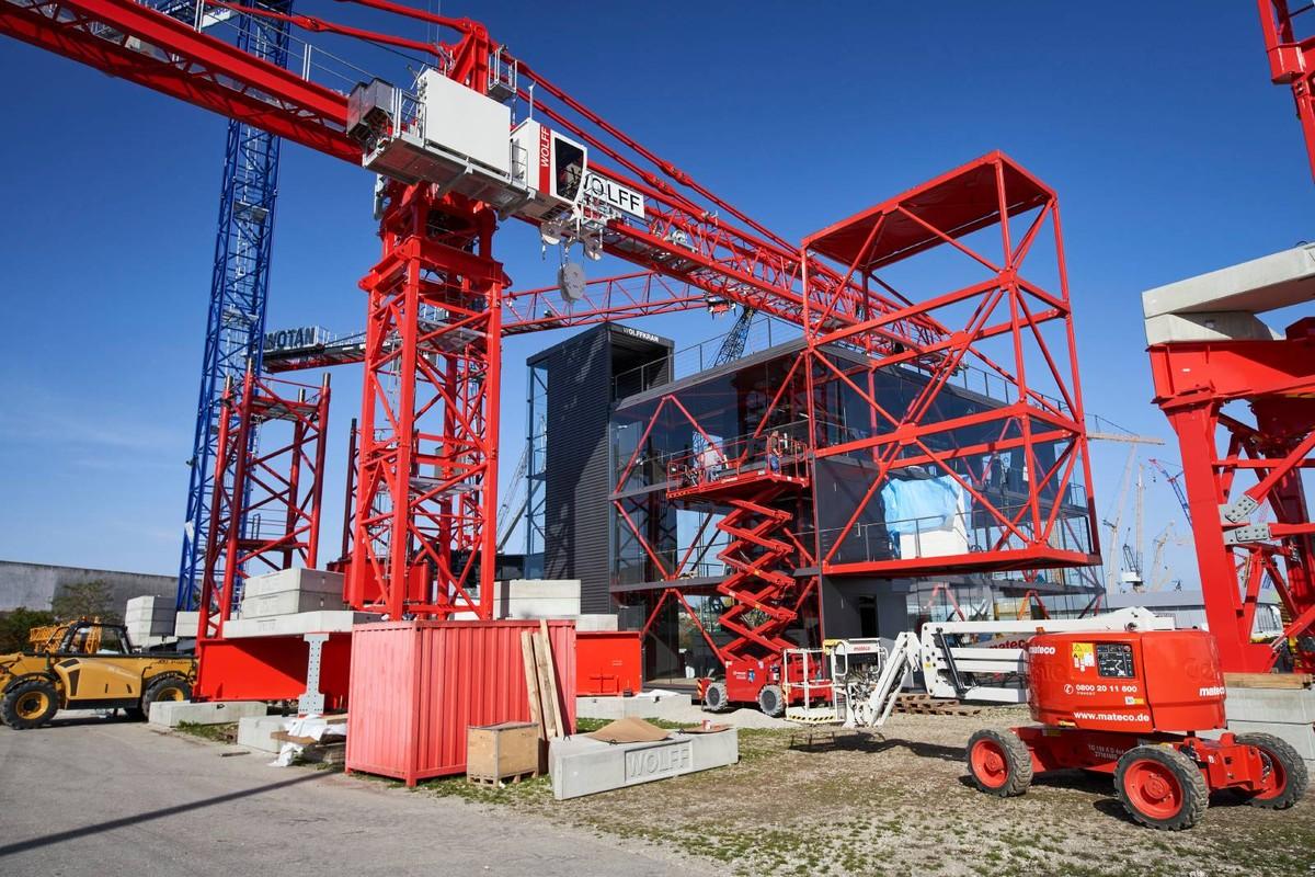 Messe-Aufbau bei Wolffkran: Die roten "Wölffe" werden weit über das Messegelände zu sehen sein. | Foto: Messe München Messe-Aufbau bei Wolffkran: Die roten "Wölffe" werden weit über das Messegelände zu sehen sein. | Foto: Messe München