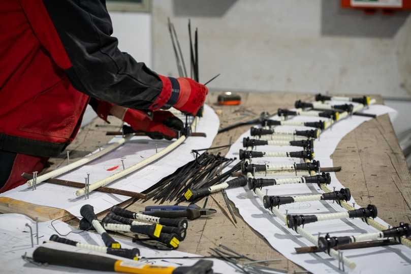 Gerade Glasfaserstäbe und formgebende Bügel aus Schöck Combar werden händisch zusammengebunden. | Foto: Schöck Gerade Glasfaserstäbe und formgebende Bügel aus Schöck Combar werden händisch zusammengebunden. | Foto: Schöck