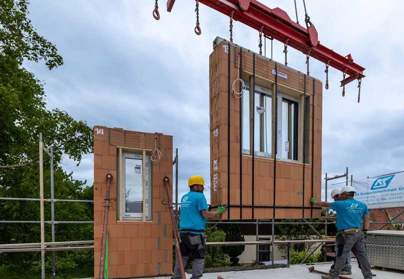Der Baukran hebt die Fertigteile mühelos auf ihren definierten Platz. Beschleunigt wird die Anlieferung durch das fundierte Know-how von Leipfinger-Bader im Bereich der massiven Fertigteile. | Foto: Leipfinger-Bader GmbH