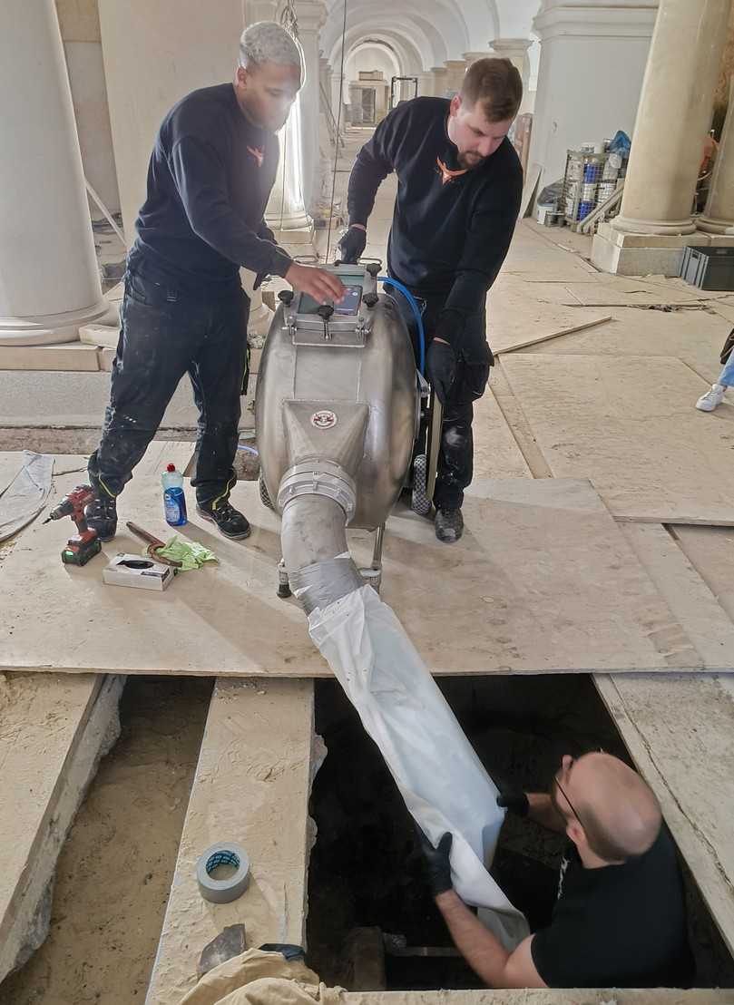 Inversion des Liners unter Luftdruck in die Leitung. Die Aushärtung erfolgte bei Umgebungstemperatur. | Foto: B_I/Valdix Inversion des Liners unter Luftdruck in die Leitung. Die Aushärtung erfolgte bei Umgebungstemperatur. | Foto: B_I/Valdix