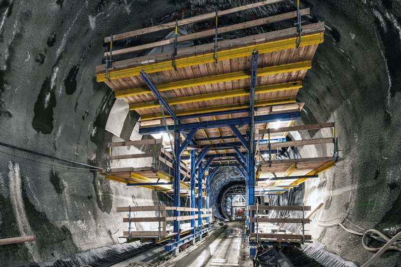 Beengte innerstädtische Bedingungen: Am Matzleinsdorfer Platz werden präzise Schalungslösungen effizient umgesetzt. | Foto: Wiener Linien, Simon Wöhrer