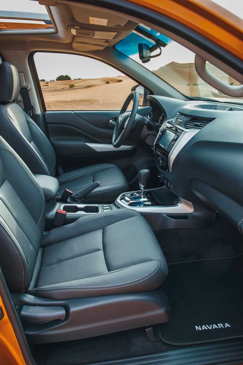 Die Innenansicht für den Nissan Navara – Automatik-Optionen sind für alle Pickups in diesem Vergleichstest erhältlich. | Foto: Nissan Die Innenansicht für den Nissan Navara – Automatik-Optionen sind für alle Pickups in diesem Vergleichstest erhältlich. | Foto: Nissan