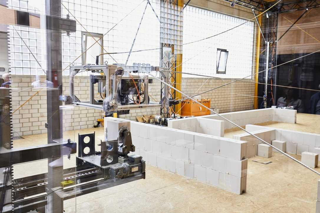 Roboter für Kalksandstein-Mauerwerk: Technik gegen Fachkräftemangel Roboter für Kalksandstein-Mauerwerk: Technik gegen Fachkräftemangel