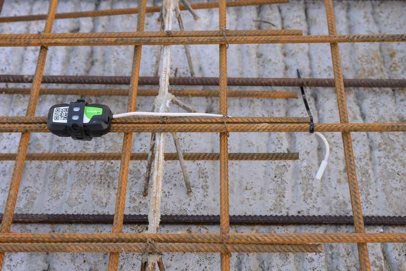 Die Überwachung der Temperatur des verbauten Betons erfolgt über Sensoren. Damit kann der perfekte Zeitpunkt zum Ausschalen bestimmt werden. | Foto: Heidelberg Materials AG/Linus Lintner Fotografie