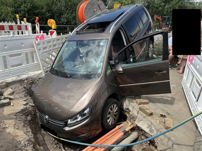 Ein Pkw knallte in Niederfell bei Koblenz nach einem spektakulären "Flug" über den Grünstreifen und ein paar Findlinge in eine Baustellengrube. | Foto: Polizeidirektion Koblenz