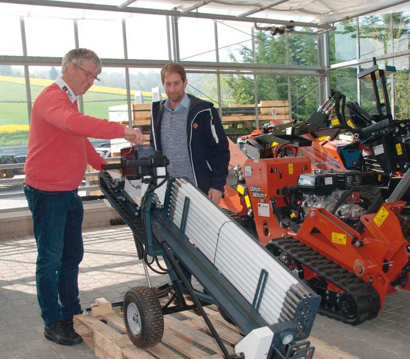 Horst Laubach (l.) erklärt B_I-umweltbau-Chefredakteur Boris Valdix die neue akkubetriebene Horizontalbohranlage Drill-Vole. | Foto: B_I/Valdix Horst Laubach (l.) erklärt B_I-umweltbau-Chefredakteur Boris Valdix die neue akkubetriebene Horizontalbohranlage Drill-Vole. | Foto: B_I/Valdix