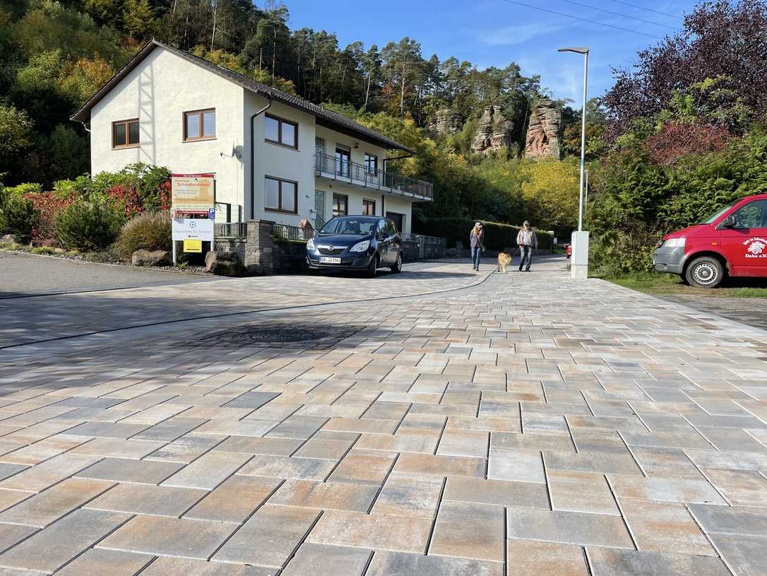 Urlaubsort Dahn setzt auf Pflaster mit Hochleistungsfuge Urlaubsort Dahn setzt auf Pflaster mit Hochleistungsfuge