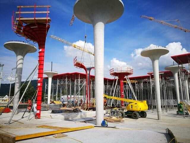 Zaubern mit Stahl und Ortbeton: Pilzstützen für eine Tankstelle