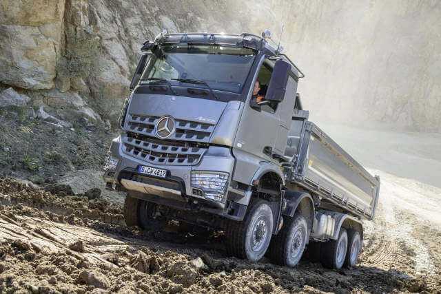 Mit permanentem Allradantrieb: Mercedes Arocs 4151 8x8 | Fotos: Daimler