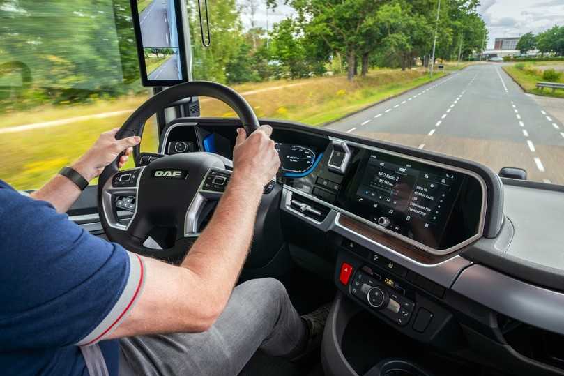 Der Arbeitsplatz in den neuen Stromern unterscheidet sich kaum vom Diesel-Bruder. | Foto: FH