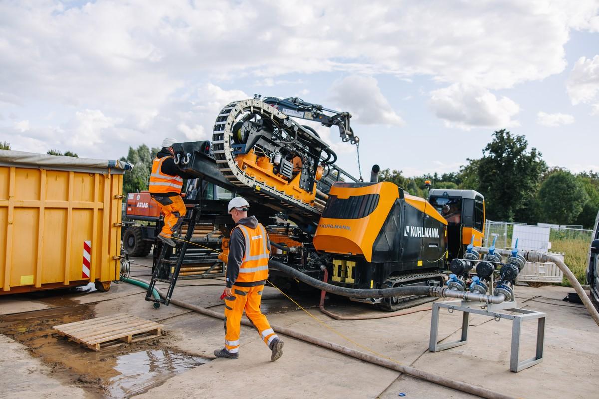 Das Kuhlmann-Team macht die HDD-Bohranlage auf dem Baugelände in Ilberstedt-Beesenlaublingen einsatzbereit. | Foto: Seier Gruppe