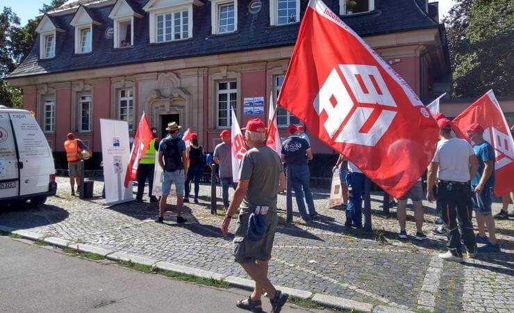 Vor der Schlichtung: Kontroverse Debatte um Löhne und Wegezeit Vor der Schlichtung: Kontroverse Debatte um Löhne und Wegezeit