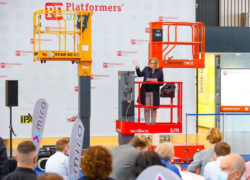Die Geschäftsführerin der Messe Karlsruhe, Britta Wirtz, eröffnet die Platformers' Days. | Foto: Messe Karlsruhe/ Jürgen Rösner Die Geschäftsführerin der Messe Karlsruhe, Britta Wirtz, eröffnet die Platformers' Days. | Foto: Messe Karlsruhe/ Jürgen Rösner