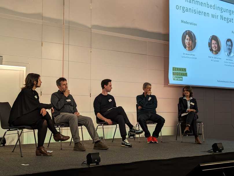 Prof. Dr. Sabine Fuss (MCC gGmbH), rechts im Bild, stellte beim German Biochar Forum 2023 den Zusammenhang her zwischen Klimaschutz und CO2-Entnahmen aus der Atmosphäre. Daneben (von rechts) Hansjörg Lerchenmüller (European Biochar Industry Consortium), Magnus Drewelies (Ceezer Software GmbH), Ueli Steiner (Carbon Standards International AG) und Dr. Anna Lehner (carbonfuture GmbH). | Foto: German Biochar Prof. Dr. Sabine Fuss (MCC gGmbH), rechts im Bild, stellte beim German Biochar Forum 2023 den Zusammenhang her zwischen Klimaschutz und CO2-Entnahmen aus der Atmosphäre. Daneben (von rechts) Hansjörg Lerchenmüller (European Biochar Industry Consortium), Magnus Drewelies (Ceezer Software GmbH), Ueli Steiner (Carbon Standards International AG) und Dr. Anna Lehner (carbonfuture GmbH). | Foto: German Biochar