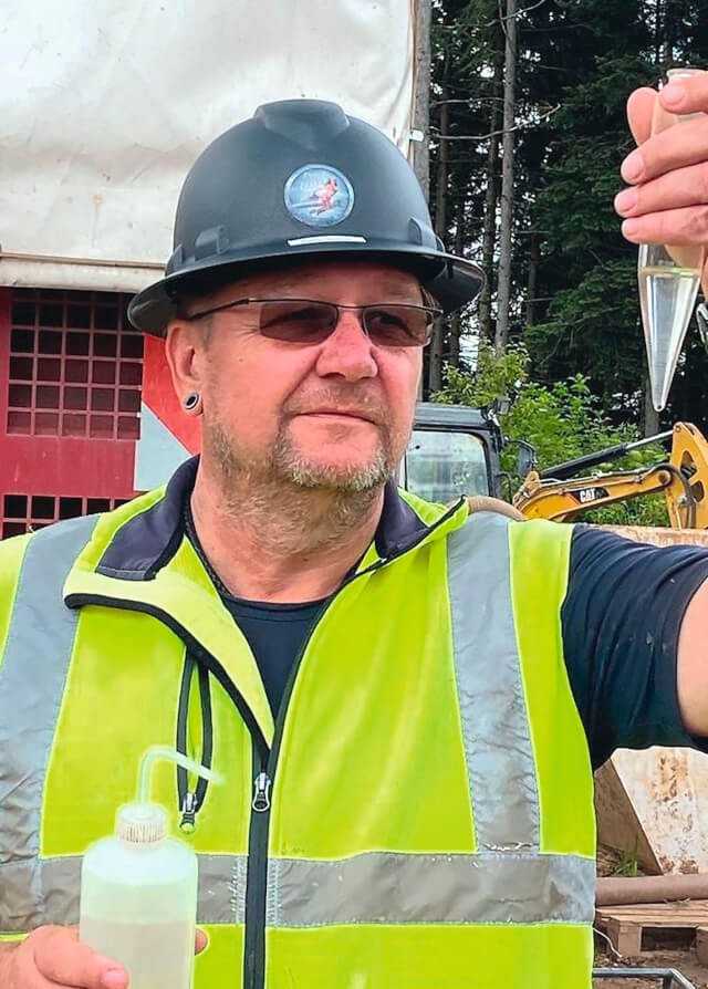 Ablesen des Sandgehaltes mit dem Spitzglas | Fotos: Sirius-ES Deutschland