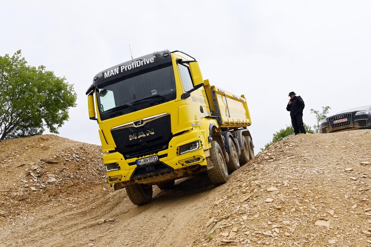 An Steigungen, im Gefälle und auf Verschränkungsfahrt hebt der TGS-Vierachser schon mal das Bein. | Foto: QUATEX An Steigungen, im Gefälle und auf Verschränkungsfahrt hebt der TGS-Vierachser schon mal das Bein. | Foto: QUATEX