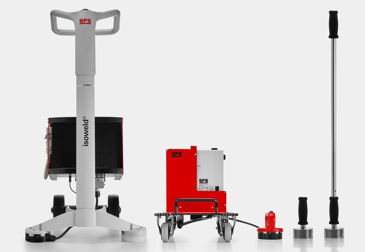 Qualitätsverlegung auf dem Flachdach: Die akkubetriebene Gerätegeneration „isoweld B“ arbeitet netzunabhängig mit automatischer Kalibrierung. | Foto: SFS Qualitätsverlegung auf dem Flachdach: Die akkubetriebene Gerätegeneration „isoweld B“ arbeitet netzunabhängig mit automatischer Kalibrierung. | Foto: SFS