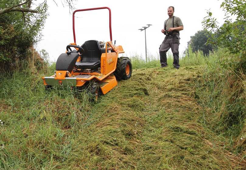 Künstler am Hang: Testfahrer Tobias Albert setzt den AS Sherpa 940 4WD RC beim Praxistest mit Fernbedienung ein. | Foto: E. & S. Bauer