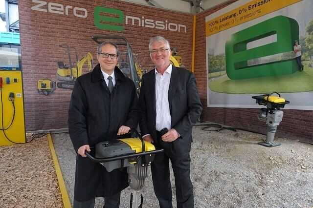(v.l.) Cem Peksaglam und Erwin Bauer unterhielten sich im Zero Emission Bereich auf dem bauma Stand von Wacker Neuson über die Akkutechnologie. (v.l.) Cem Peksaglam und Erwin Bauer unterhielten sich im Zero Emission Bereich auf dem bauma Stand von Wacker Neuson über die Akkutechnologie.