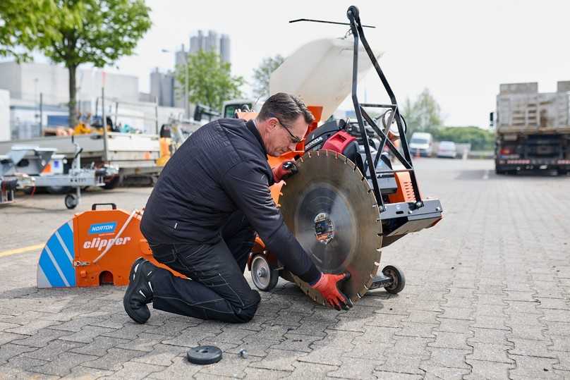 Die Aufnahme des Werkzeugs vom Durchmesser 700 mm kann auf der rechten wie auf der linken Seite erfolgen – ein zusätzliches Plus in Sachen Einsatzflexibilität. | Foto: Saint-Gobain Abrasives GmbH