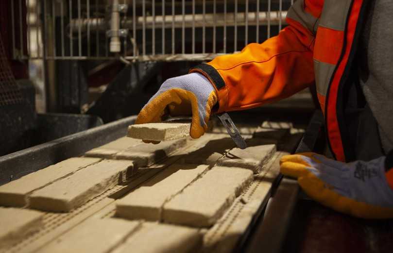 Ressourcenschonende Produktion: Vandersanden stellt seine  Wasserstrich-Riemchen direkt in  Spezialformen her, statt sie aus ganzen Ziegeln zu sägen. | Foto: Vandersanden