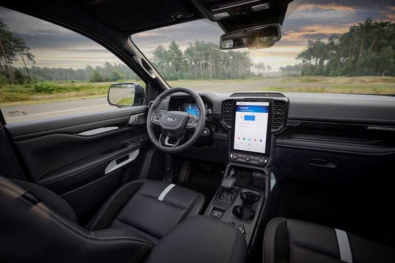 Das Cockpit unterscheidet sich kaum von den Verbrenner-Modellen des Ford Ranger. | Foto: QUATEX Das Cockpit unterscheidet sich kaum von den Verbrenner-Modellen des Ford Ranger. | Foto: QUATEX