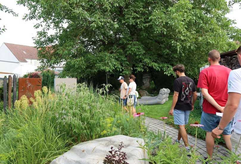 Bei der Jubiläumsfeier von Bullinger Gartengestaltung erkundeten die Besucher die Mustergärten auf dem Betriebsgelände in Schäfstall. | Foto: Amelie Uhl, Bullinger Gartengestaltung