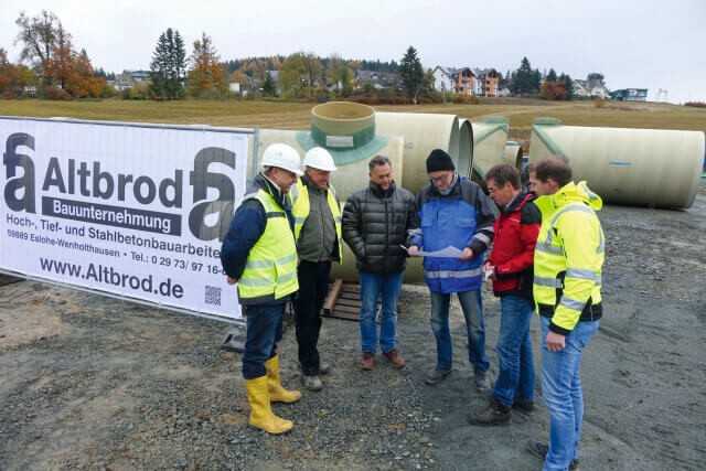 Baubesprechung vor Ort (v.l.): Uwe Napierski, Vertriebsleiter Sonderanwendungen, Amiantit Germany GmbH, Hans-Jürgen Hense, Schachtmeister, und Dietmar Clever, Bauleitung, Ferdinand Altbrod GmbH & Co KG, Amiantit-Gebietsverkaufsleiter Hans Juergen Bieber, Planer Andreas Veldhuis, Ingenieurbüro Veldhuis für Hoch- und Tiefbau und Markus Senge, Außendienst Tiefbau, Bauking Südwestfalen GmbH.