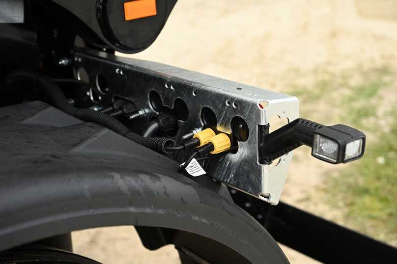 Die Heckleuchten des Kögel Kippsattels haben eine Blechabdeckung. Die Kabelanschlüsse sind weitgehend ungeschützt. | Foto: QUATEX